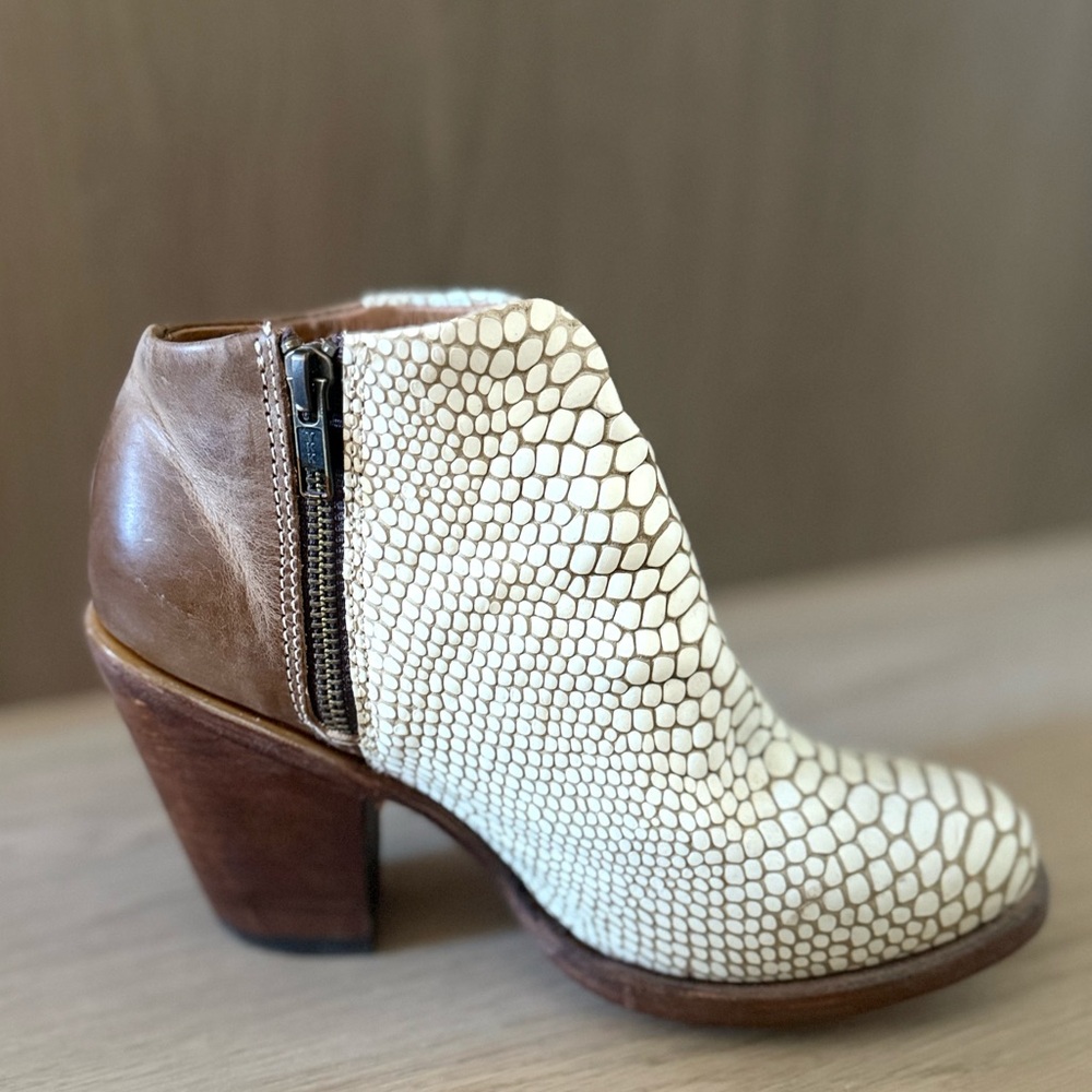 Freebird Detroit White Snake Booties Size 8 NWOT